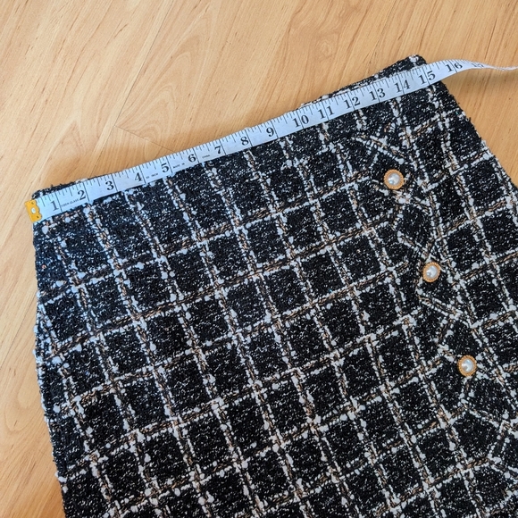 Chic Black and White Tweed Skirt With Pear Gold Button Detail Medium - Picture 4 of 4